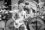 <b>Эдди Ван Хален (26 января 1955 – 6 октября 2020)</b>. Американский гитарист голландского происхождения. Автор песен, конструктор гитар и усилительной аппаратуры. Основатель одноимённой хард-рок-группы «Van Halen». Входит в список «100 величайших гитаристов всех времён по версии журнала Rolling Stone»
