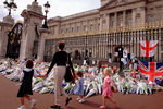 Цветы перед воротами Букингемского дворца в Лондоне в память о принцессе Диане, 1997 год