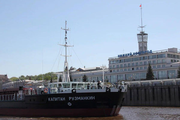 Головное судно проекта RSD44 на фоне головного офиса Волжского пароходства