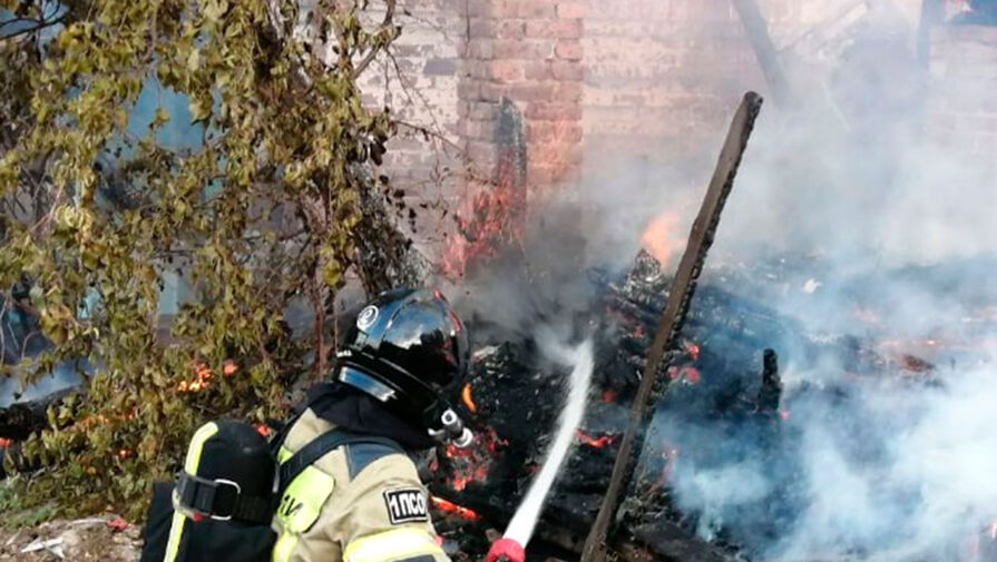 В Астрахани пострадала женщина в результате возгорания дома и хозпостройки