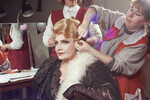 Актриса Московского художественного академического театра Татьяна Доронина в гримерной готовится к выходу на сцену, 1985 год