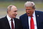 Президент РФ Владимир Путин (слева) и президент США Дональд Трамп во время встречи на военной базе Эльмендорф-Ричардсон на Аляске, 15 августа 2025 года