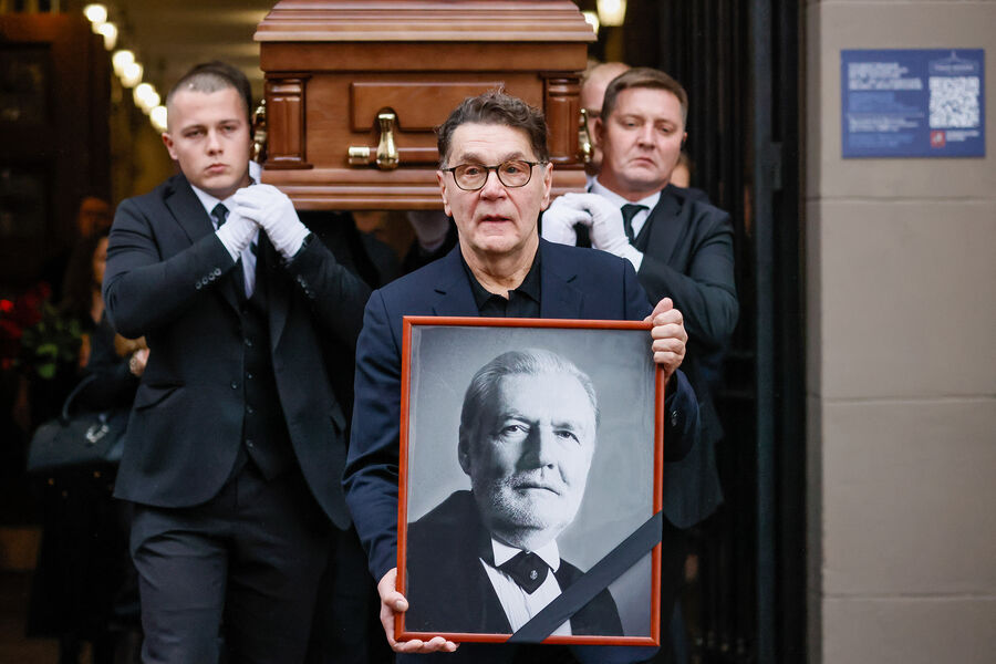 Актер Сергей Маковецкий с&nbsp;портретом Владимира Симонова во время выноса гроба на&nbsp;церемонии прощания в&nbsp;Театре имени Евгения Вахтангова в&nbsp;Москве, 12&nbsp;ноября 2025&nbsp;года