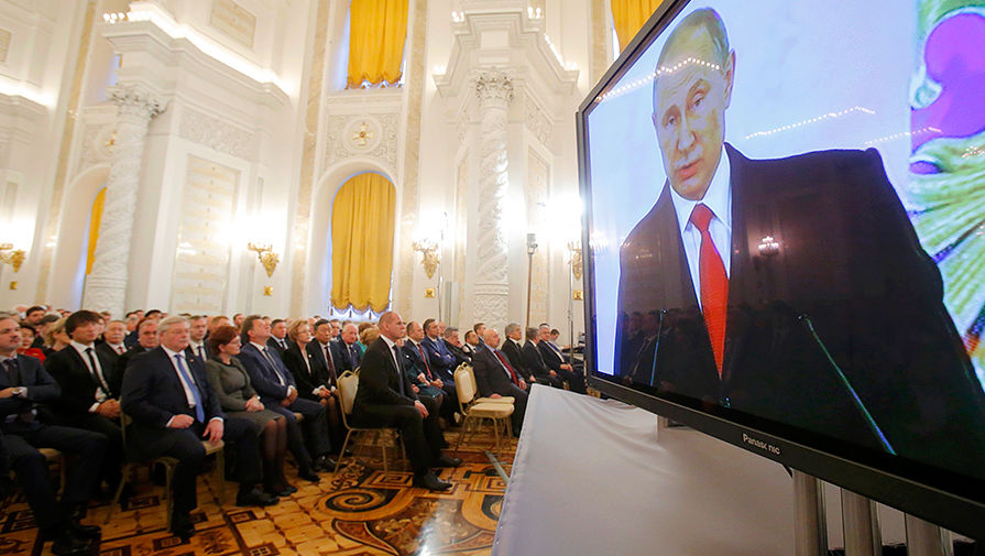 Президент Владимир Путин на&nbsp;телеэкране во время обращения к&nbsp;Федеральному собранию в&nbsp;Кремле, 1 декабря 2016 года