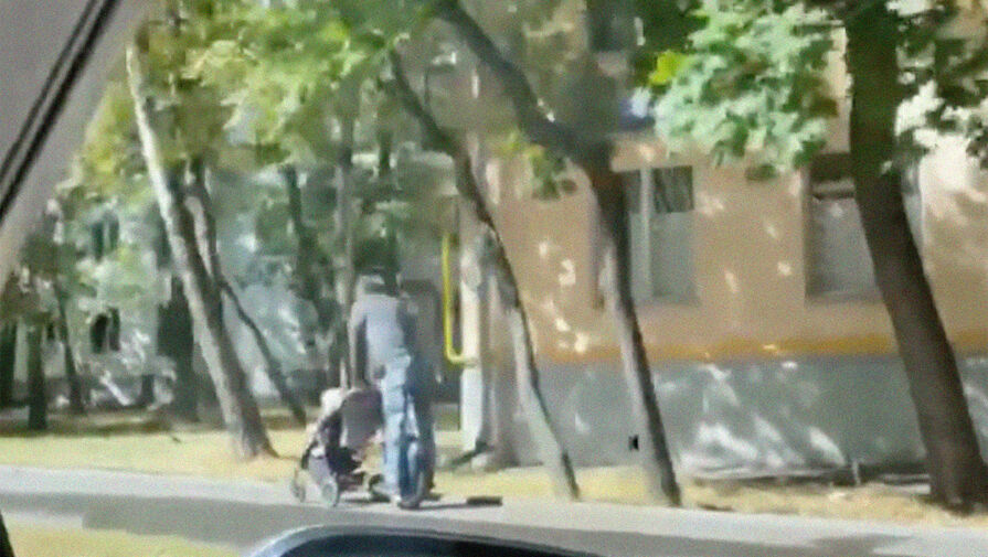 В Москве мужчина на моноколесе на высокой скорости гулял с детской коляской