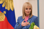Народная артистка РФ, певица Валерия, награжденная орденом Дружбы, на церемонии награждения в Екатерининском зале Кремля, 2018 год 