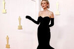 <b>Кэри Маллиган</b> была номинирована на «Оскар» как лучшая актриса за роль в картине «Маэстро». В гонке за статуэткой она проиграла, но победила на красной дорожке. Ее эффектный наряд Balenciaga — воспроизведенное Демной Гвасалией платье, созданное в 1951 году Кристобалем Баленсиагой, — был признан модными изданиями одним из лучших в этом году