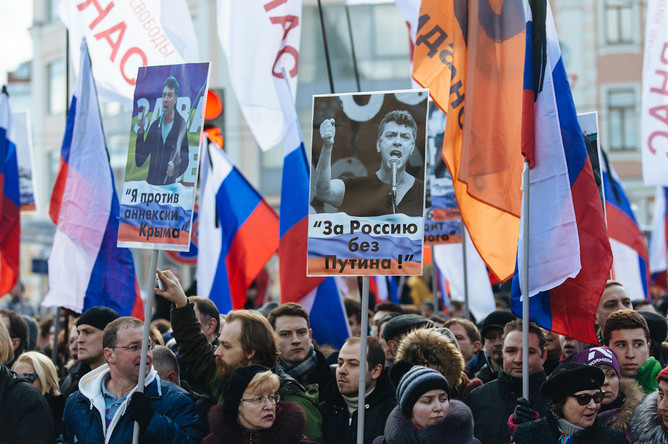 Участники марша памяти Бориса Немцова в Москве