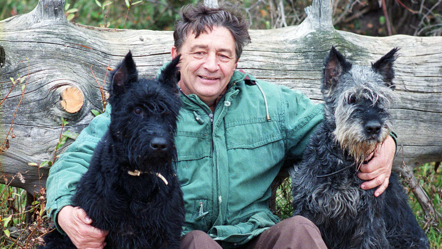 Эдуард Успенский со своими собаками, 1995 год