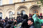 Протестующие около здания администрации президента Абхазии в Сухуме, 9 января 2019 года
