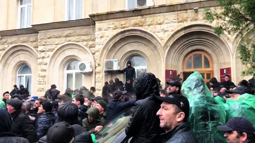 Протестующие около здания администрации президента Абхазии в Сухуме, 9 января 2019 года