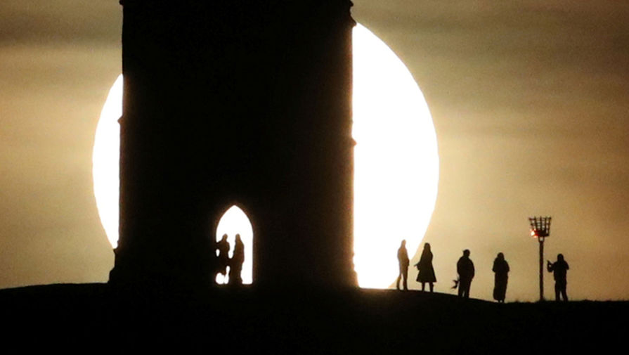Лунное затмение в небе над Гластонбери, Великобритания, 10 января 2020 года
