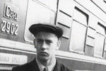 Владислав Крапивин на тюменском вокзале перед отъездом на приемные экзамены в Уральский университет в Свердловске, 1956 год