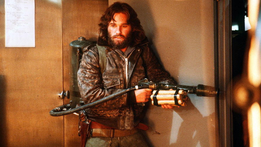 <b>Кадр из фильма «Нечто» (1982)</b> <br>
После успеха «Побега из Нью-Йорка» Рассел и Карпентер взялись за ремейк хоррора 1951 года «Нечто из иного мира». Несмотря на продвинутые спецэффекты, работа над которыми заняла два месяца, фильм прохладно встретили в прокате – безысходная история о схватке с ужасом из открытого космоса уступила жизнеутверждающему «Инопланетянину» Стивена Спилберга. Но в эпоху домашнего видео «Нечто» все же добился признания и сегодня без него редко обходятся списки «лучших хорроров всех времен».