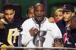 Рэпер DMX произносит речь после получения награды в номинации «Артист года в стиле R&B» на шоу Billboard Music Awards, 1999 год 
