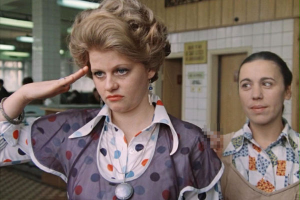 Кадр из фильма «Москва слезам не верит» (1979). Актриса Ирина Муравьева в роли Людмилы, сотрудницы химчистки, и актриса Татьяна Жукова-Киртбая в роли Полины, коллеги Людмилы