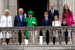 Королева Елизавета II появилась на балконе Букингемского дворца перед исполнением гимна «Боже, храни королеву»