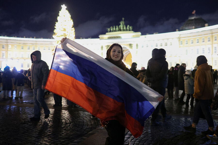 Девушка с&nbsp;российским флагом на&nbsp;Дворцовой площади во время празднования Нового года в&nbsp;Санкт-Петербурге (Россия) 