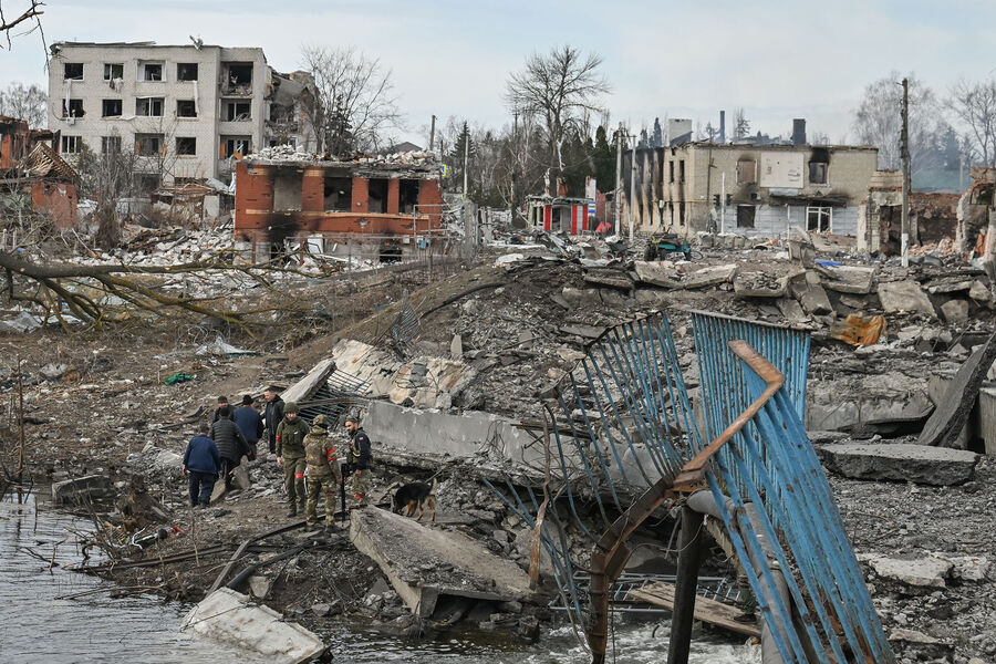 Военнослужащие РФ возле взорванного моста через&nbsp;реку Суджа, 15&nbsp;марта 2025&nbsp;года