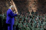 Президент США Дональд Трамп выступает перед американскими военнослужащими во время посещения авиабазы Аль-Удейд в Дохе, Катар, 15 мая 2025 года