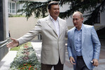 Президент Украины Виктор Янукович (слева) приветствует премьер-министра России Владимира Путина во время встречи в президентской резиденции в Форосе, недалеко от Ялты, 24 июля 2010 года