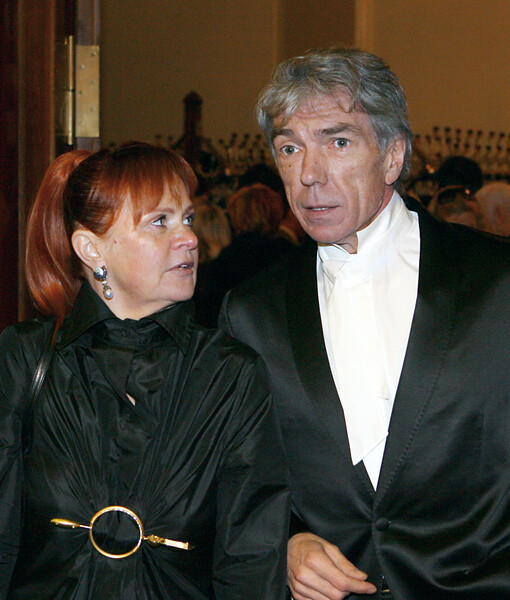 Телеведущий Юрий Николаев с&nbsp;супругой Элеонорой после традиционного показа коллекции Валентина Юдашкина, который прошел ГЦКЗ &laquo;Россия&raquo;, 2006&nbsp;год