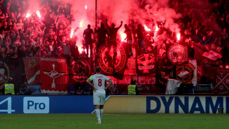 Болельщики «Спартака» зажигают пиротехнику на трибунах стадиона в Мариборе