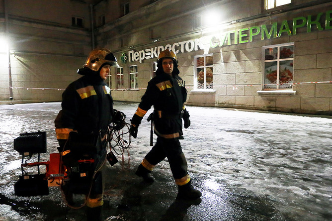 У супермаркета «Перекресток» на площади Калинина в Санкт-Петербурге, где произошел взрыв, 27 декабря 2017 года