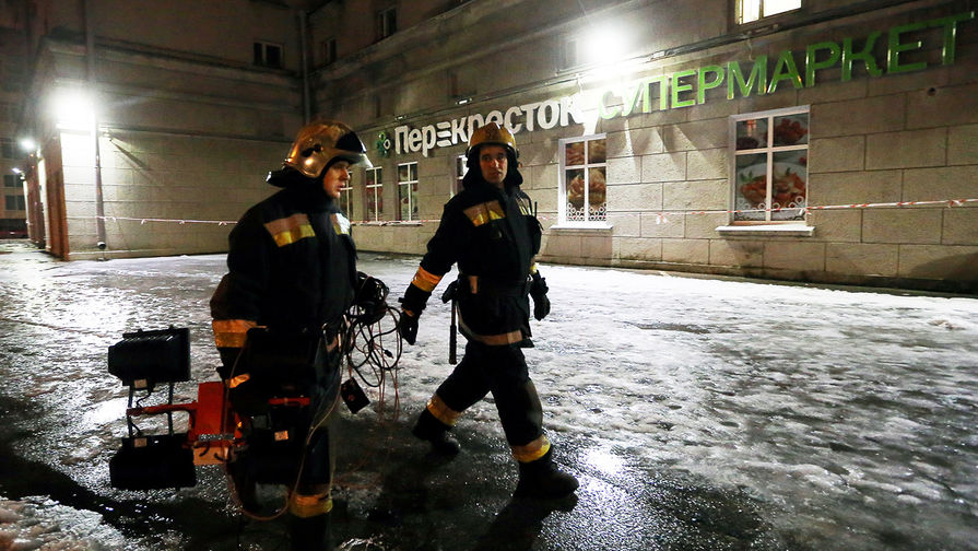 У&nbsp;супермаркета &laquo;Перекресток&raquo; на&nbsp;площади Калинина в&nbsp;Санкт-Петербурге, где произошел взрыв, 27&nbsp;декабря 2017&nbsp;года