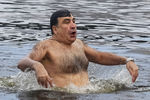 Михаил Саакашвили во время крещенских купаний в реке Днепр в Киеве, 19 октября 2018 года