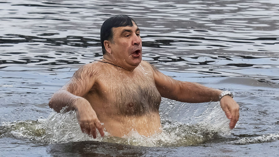 Михаил Саакашвили во время крещенских купаний в&nbsp;реке Днепр в&nbsp;Киеве, 19 октября 2018 года