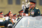 Министр обороны РФ Сергей Шойгу приветствует военнослужащих на военном параде в честь 76-й годовщины Победы в Великой Отечественной войне в Москве, 9 мая 2021 года