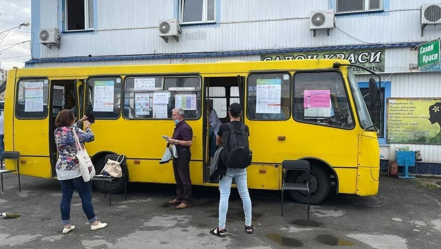 В Киеве начали прививать от COVID-19 в автобусах