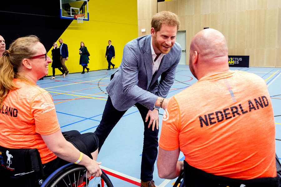 Принц Гарри приветствует участников из&nbsp;команды Нидерландов, 2019&nbsp;год 