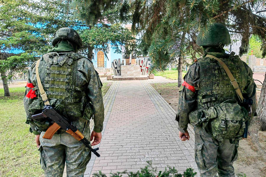 Военнослужащие во время празднования Дня Победы в Харьковской области