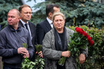 Председатель Комитета по градостроительству и архитектуре Санкт-Петербурга Юлия Киселева перед началом церемонии захоронения бывшего министра транспорта РФ Романа Старовойта, которое состоится на Смоленском кладбище в Санкт-Петербурге, 11 июля 2025 года