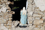 Статуя Девы Марии в поврежденной церкви в населенном пункте неподалеку от Аматриче