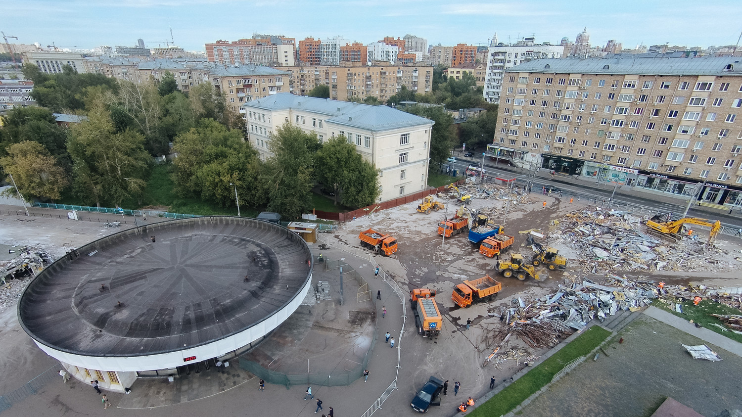 Снос торговых павильонов, признанных объектами самовольного строительства, у станции метро «Улица 1905 года»