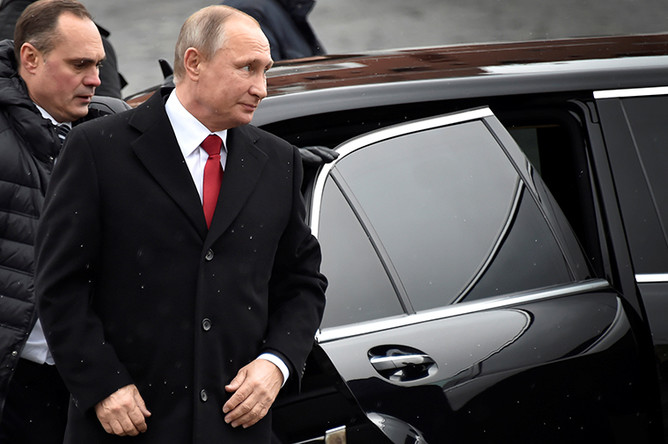 Президент России Владимир Путин около памятнику Минину и Пожарскому на Красной площади, ноябрь 2016 года