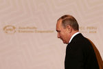 Владимир Путин в перуанской накидке перед фотосессией на саммите АТЭС