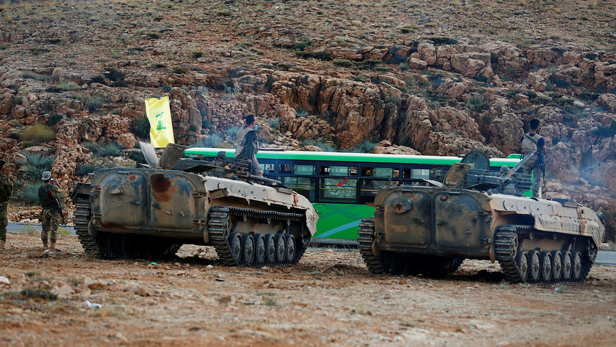 Боевики «Хезболлы» во время эскорта автобусов по территории Ливана, 2 августа 2017 года