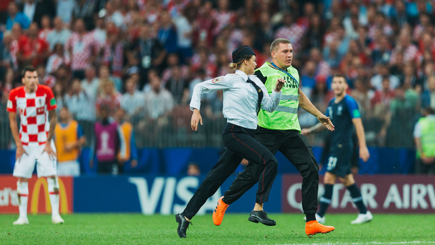 Участники группы Pussy Riot выбегают на&nbsp;поле во время финального матча чемпионата мира по&nbsp;футболу между&nbsp;сборными Франции и Хорватии, 15 июля 2018 года