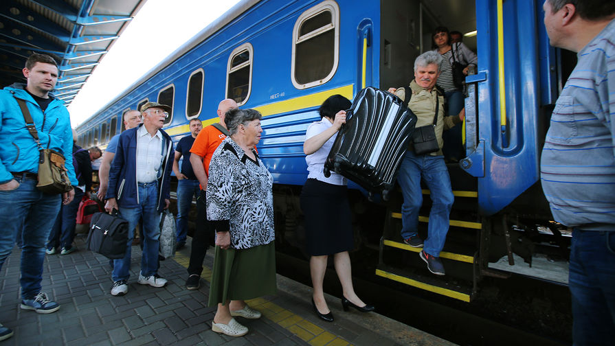 Пассажиры поезда Москва — Киев на перроне Центрального вокзала в Киеве, май 2018 года