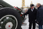 Президент России Владимир Путин осматривает орудие перед традиционным полуденным выстрелом во время прогулки по Петропавловской крепости, 7 января 2019 года