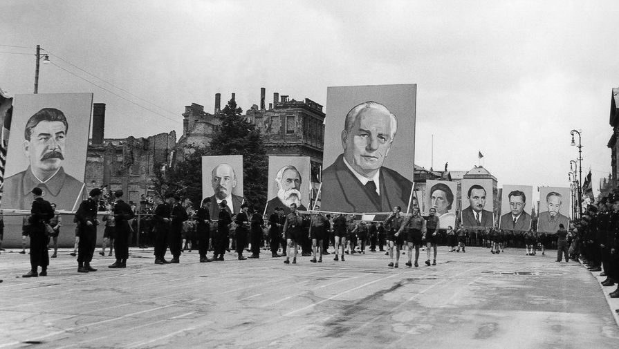 Портреты Иосифа Сталина и Вильгельма Пика на демонстрации коммунистов в Берлине, май 1950 года