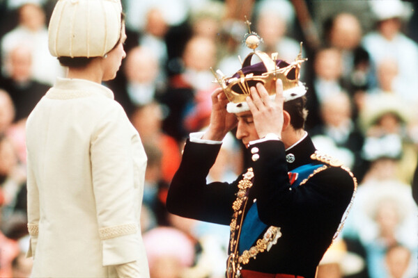 Королева Елизавета II проводит процедуру инвеституры своего старшего сына Чарльза, объявляя его принцем Уэльским, 1969&nbsp;год
