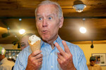 Кандидат в президенты от Демократической партии и бывший вице-президент Джо Байден ест мороженое во время предвыборной кампании в Портсмуте, 2019 год