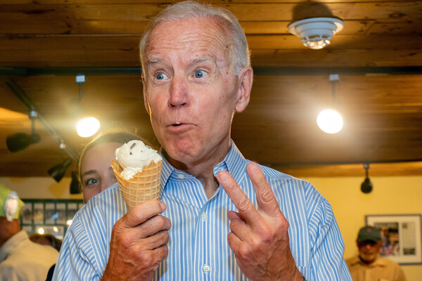 Кандидат в&nbsp;президенты от Демократической партии и бывший вице-президент Джо Байден ест мороженое во время предвыборной кампании в&nbsp;Портсмуте, 2019&nbsp;год