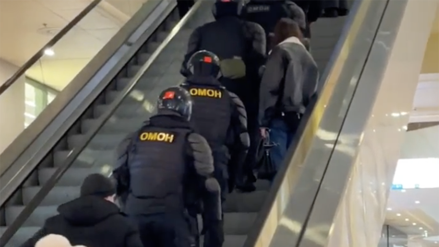 Фонтанка: ОМОН задержал 131 подростка на рейде в ТЦ Галерея в Петербурге