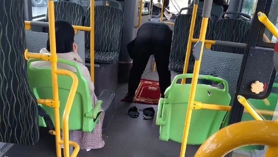 Водитель остановил автобус, чтобы помолиться